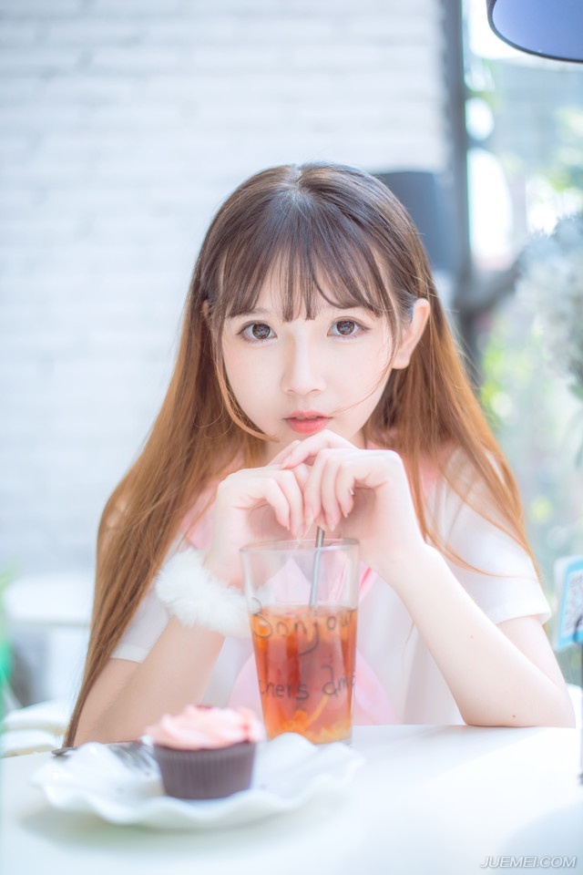 “原本我也如此认为。”诸葛亮摇头道：“但关中能够如此轻易兵不血刃拿下成都，皆是此人所谋。”